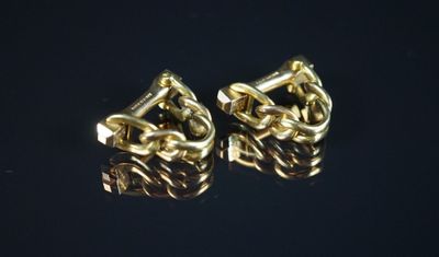 deux paires de boucles d'oreilles plaquées or sur un fond noir
