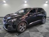 le 4x4 noir est garé sur un carrelage à carreaux