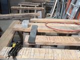 de nombreux morceaux de bois posés sur une table dans une pièce