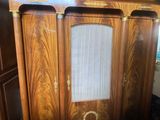 une vieille armoire en bois munie d'une porte vitrée