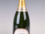 une image représentant une bouteille de champagne à côté d'un verre de vin