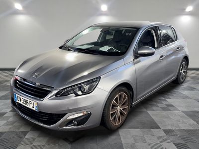la voiture argentée est garée dans le garage sur un sol en damier