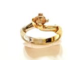 une bague en or sertie d'un diamant brun