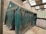 une grande tente verte au milieu d'un bâtiment