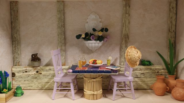 Diorama. Composition miniature, dans une vitrine en bois, vitre e...
