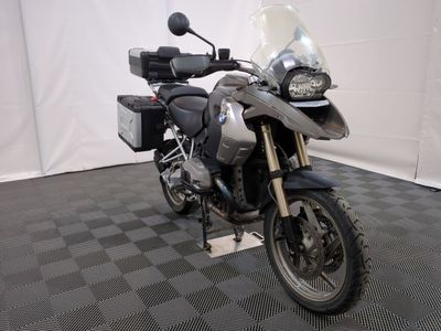 une moto qui est garée dans une pièce dont le sol est en damier