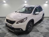 la voiture blanche est garée dans la pièce au sol en damier