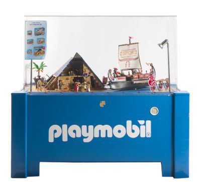 une maquette de bateau dans une vitrine