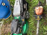 une tondeuse à gazon qui reste dans l'herbe