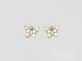 une paire de boucles d'oreilles papillon en or ornées de pierres blanches