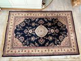 un tapis posé au sol dans une pièce où se trouve un miroir