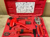 une image représentant une mallette à outils rouge contenant des outils