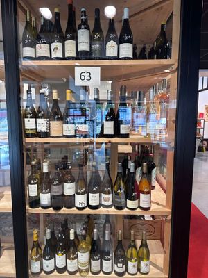 de nombreuses bouteilles de vin exposées dans une vitrine