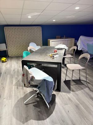 Table de salle à manger plateau céramique grise, deux fauteu…