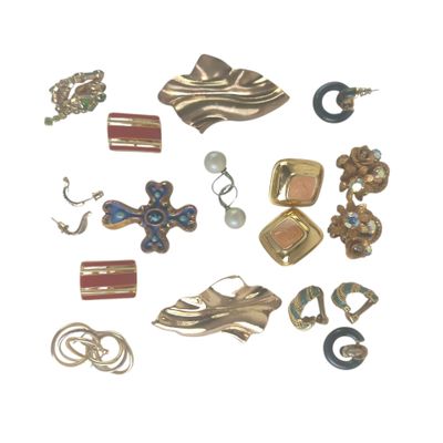 de nombreux types de bijoux exposés sur un fond blanc