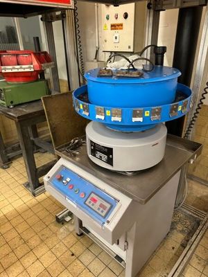 une image d'une machine qui se trouve dans une pièce