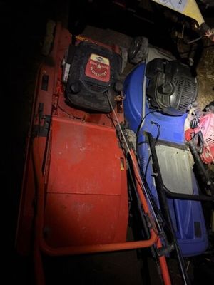 un homme qui travaille sur une machine dans l'obscurité
