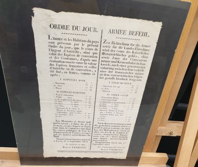 une grande feuille de papier exposée dans une vitrine