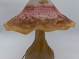 l'image d'une lampe posée sur une table