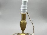 une image représentant une lampe posée sur une table, avec un cordon