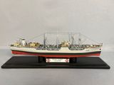 une maquette de bateau posée sur un socle noir