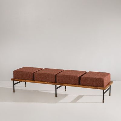 un banc en bois sur lequel sont posés quatre coussins rouges