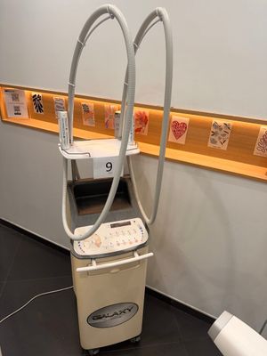 une photo d'une pièce dans laquelle se trouve une machine à laver