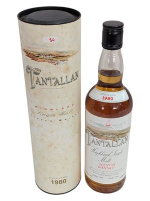 une bouteille de whisky Tantalan à côté d'un carton