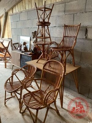 de nombreuses chaises et tables dans une pièce aux murs en briques