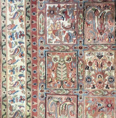 Tapis en laine à décor compartimenté de volatiles, feuillage…