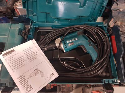 une boîte bleue contenant une perceuse à fil et un outil