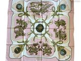 Gros plan sur une écharpe carrée ornée d'un motif