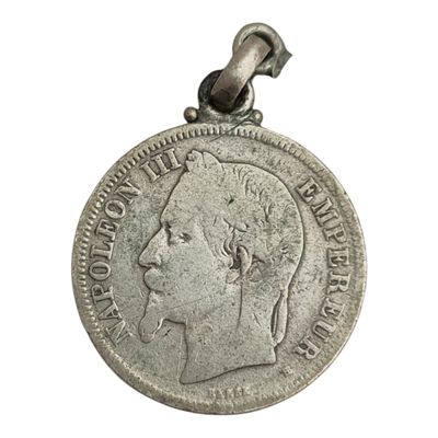 Gros plan sur une pièce de monnaie en argent portant un visage de femme