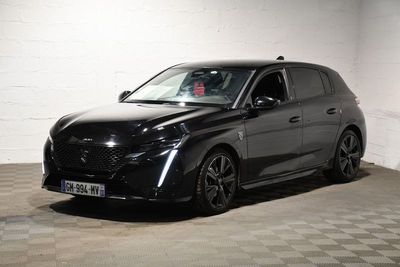 la photo d'une voiture noire garée dans un garage