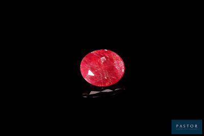 gros plan d'un diamant rouge sur une surface noire