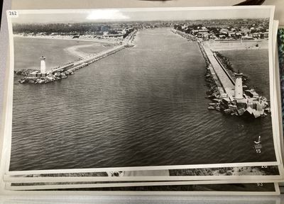 une vieille photo en noir et blanc représentant un pont enjambant un plan d'eau