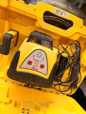 un étui jaune contenant un objet jaune et noir