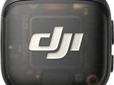 Les écouteurs DJI sont noirs et arborent un logo DJI blanc sur le devant.
