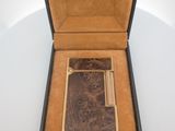 une boîte contenant un briquet, posée sur une table