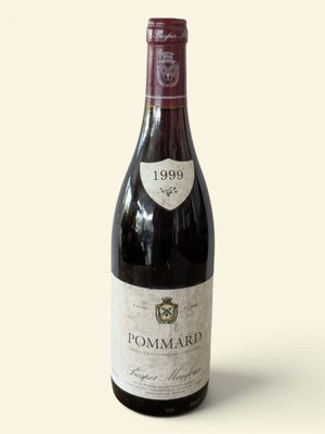 une bouteille de vin posée sur une table