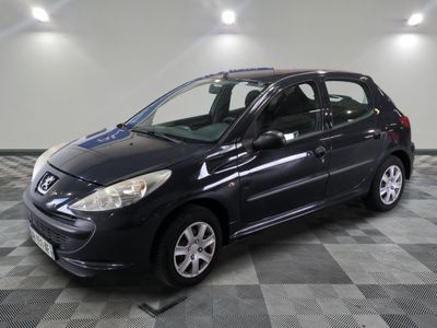 la photo d'une voiture noire garée dans un garage