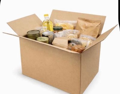 une boîte en carton remplie de nourriture et de condiments