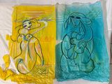 deux sacs en plastique décorés de dessins, posés sur une table