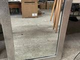 un miroir posé par terre devant un ordinateur