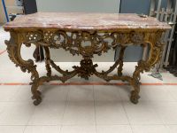Une table à gibier en bois redoré, plateau de marbre rouge à… (photo 3)