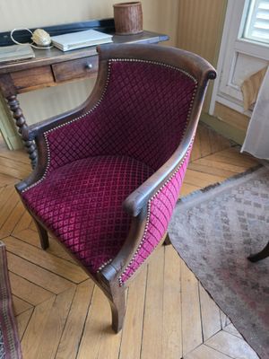 une chaise qui se trouve dans une pièce, près d'une table