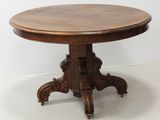 une image représentant une table en bois avec un plateau circulaire