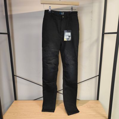 un jean noir accroché à un portant dans un magasin