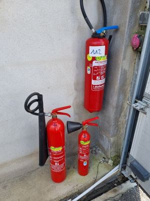 deux extincteurs à côté d'une porte