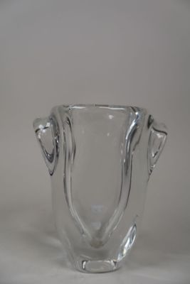 un vase en verre posé sur une table